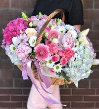 Цветочная композиция из Розы, Хризантемы, Пионы и Лизиантусы в корзине в Дмитровске