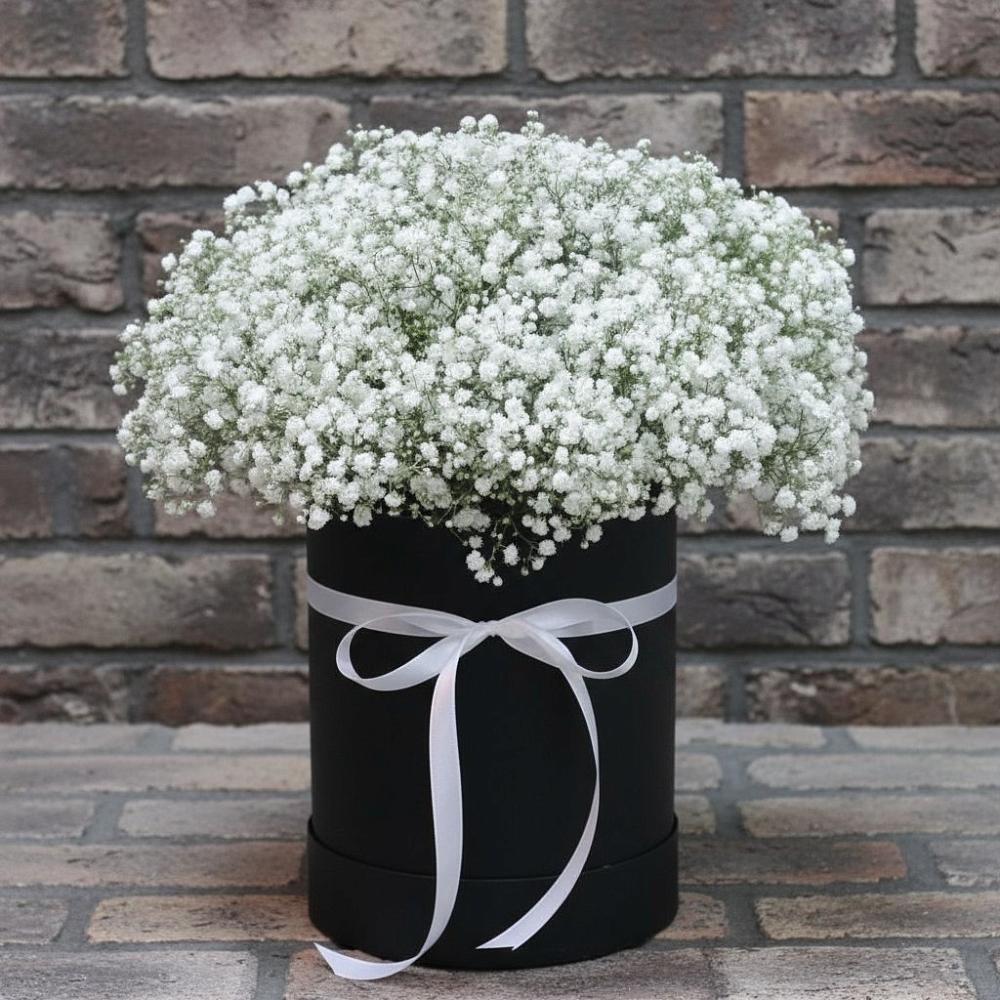 Цветочная композиция из Гипсофила в шляпной коробке в Дмитровске