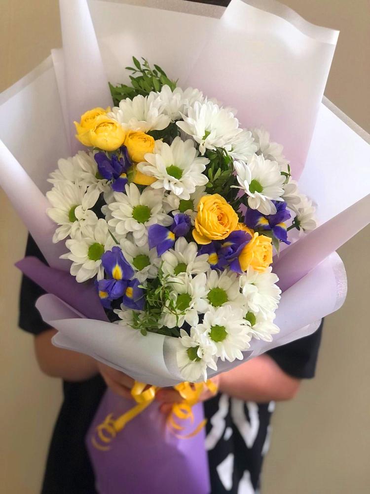 Букет цветов из: Ирисы, Хризантемы и Розы в Дмитровске