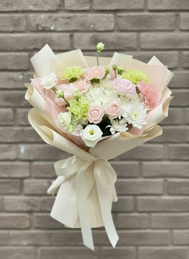 Букет цветов из: Гвоздики, Розы, Лизиантусы и Хризантемы в Дмитровске