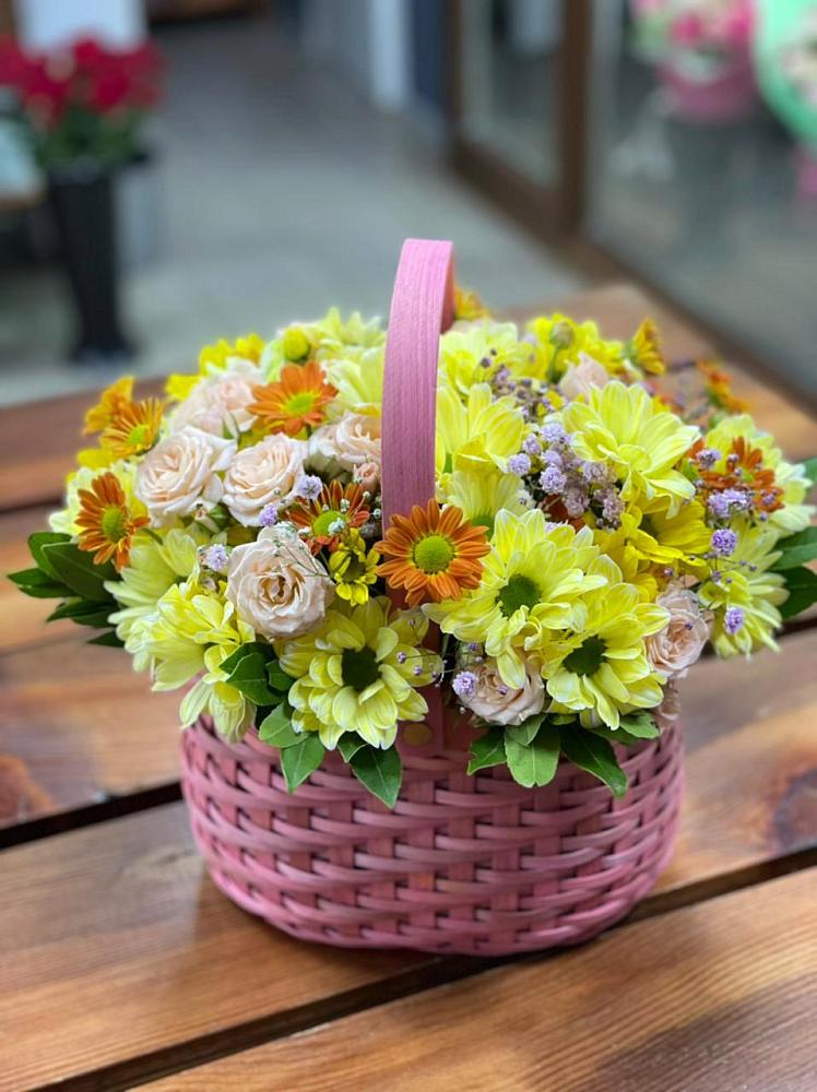 Цветочная композиция из Хризантемы и Розы в корзине в Дмитровске