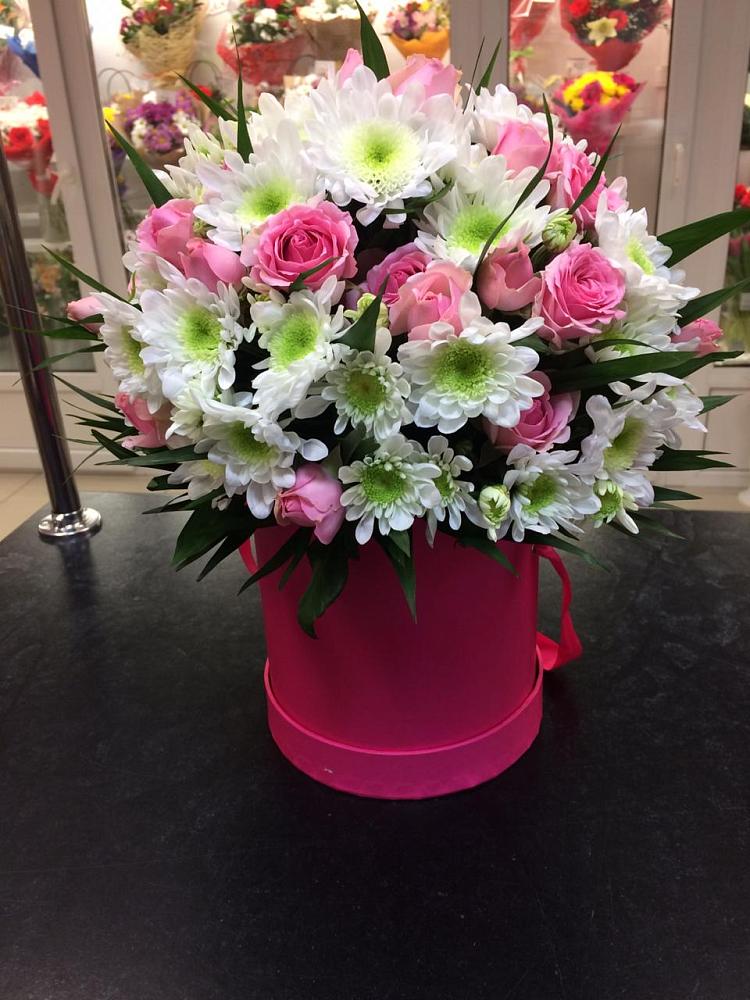 Цветочная композиция из Розы и Хризантемы в шляпной коробке в Дмитровске