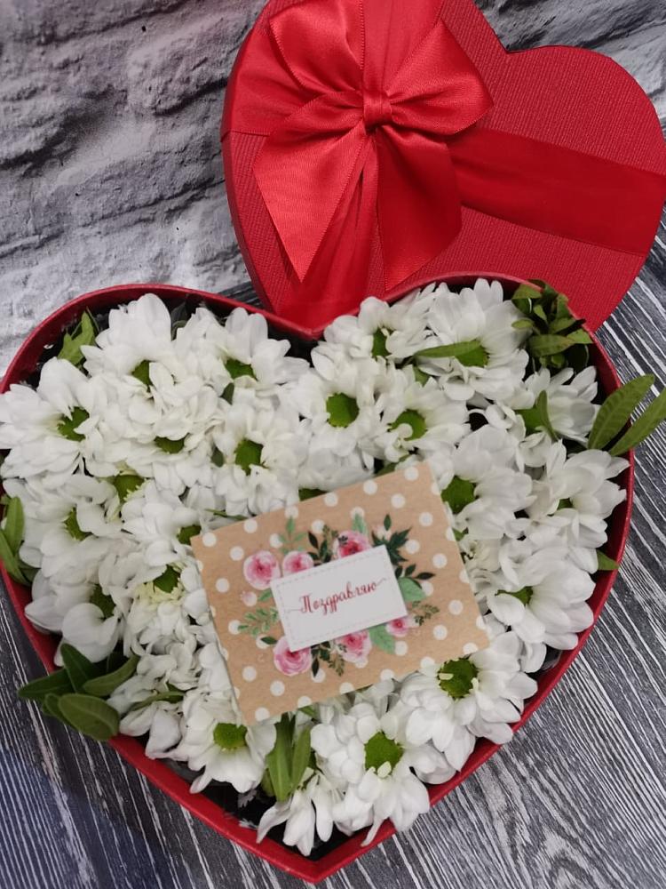 Цветочная композиция из Хризантемы в виде сердца в Дмитровске