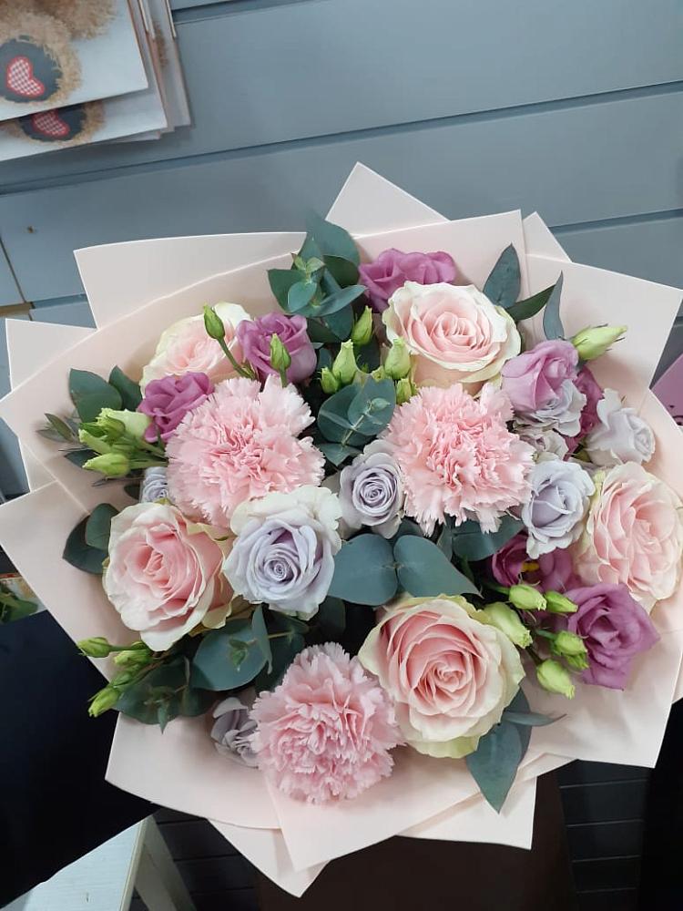 Букет цветов из: Розы, Гвоздики и Лизиантусы в Дмитровске